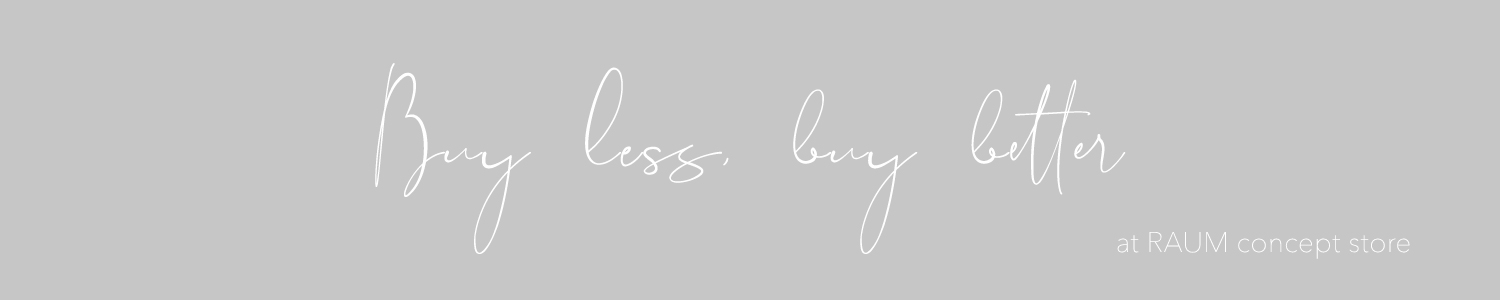 Bannerbild mit grauem Hintergrund und dem Schriftzug "Buy less buy better" - gezeichnet mit RAUM concept store