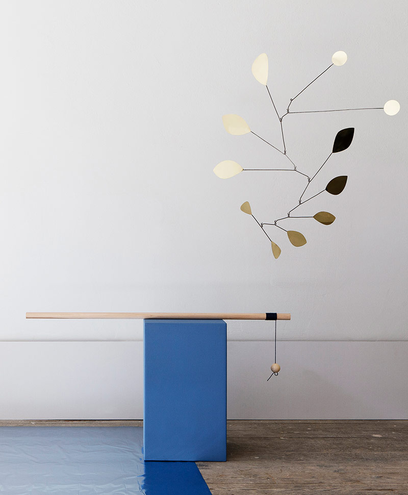 Das Mobile "Dusk" von Lappaleinen hängt in einem minimalistisch eingerichteten Raum