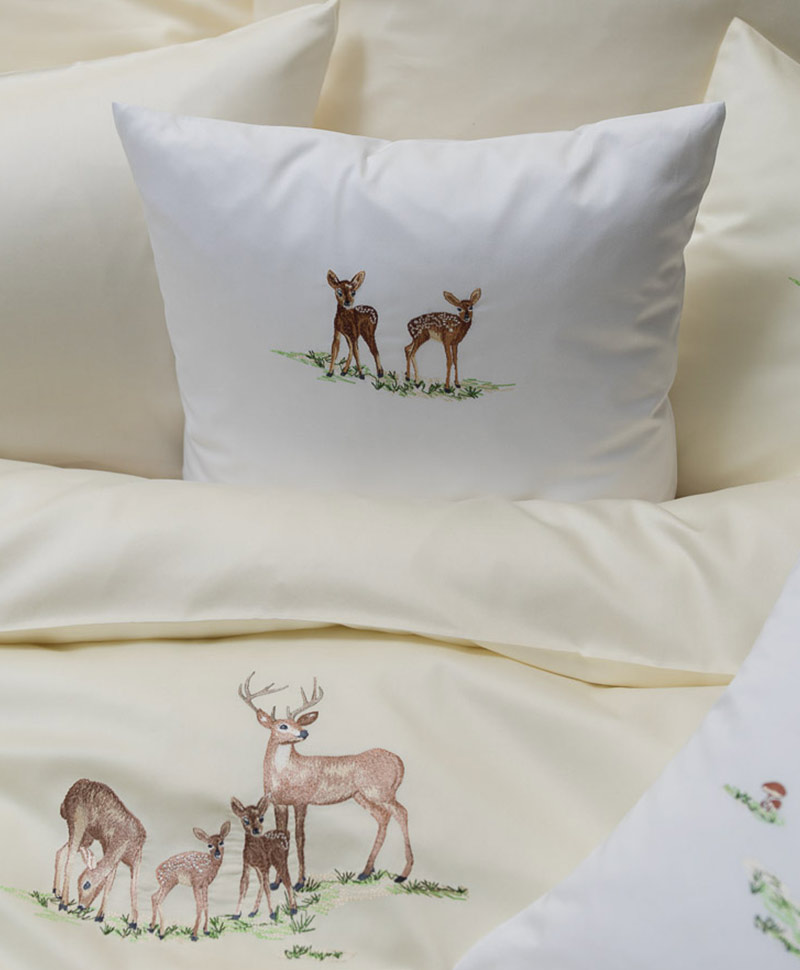Eine Bettwäsche von Graser mit Rehen und Hirschen bestickt