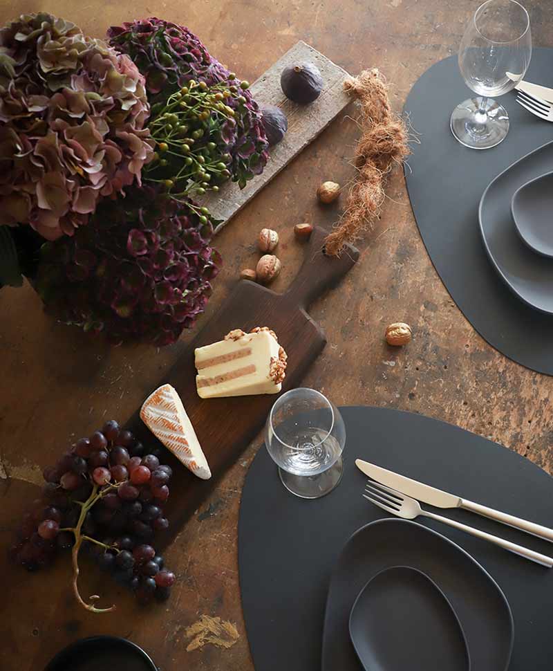 Moodbild eines rustikal mit Naturmaterialien dekorierten Tisches