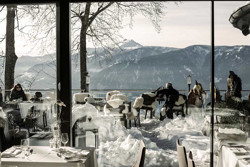 Restaurant des Miramonti Hotels mit Blick auf die verschneite Berglandschaft