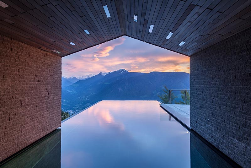 Ausblick aus dem infinity Pool des Miramonti Hotels auf die Berglandschaft