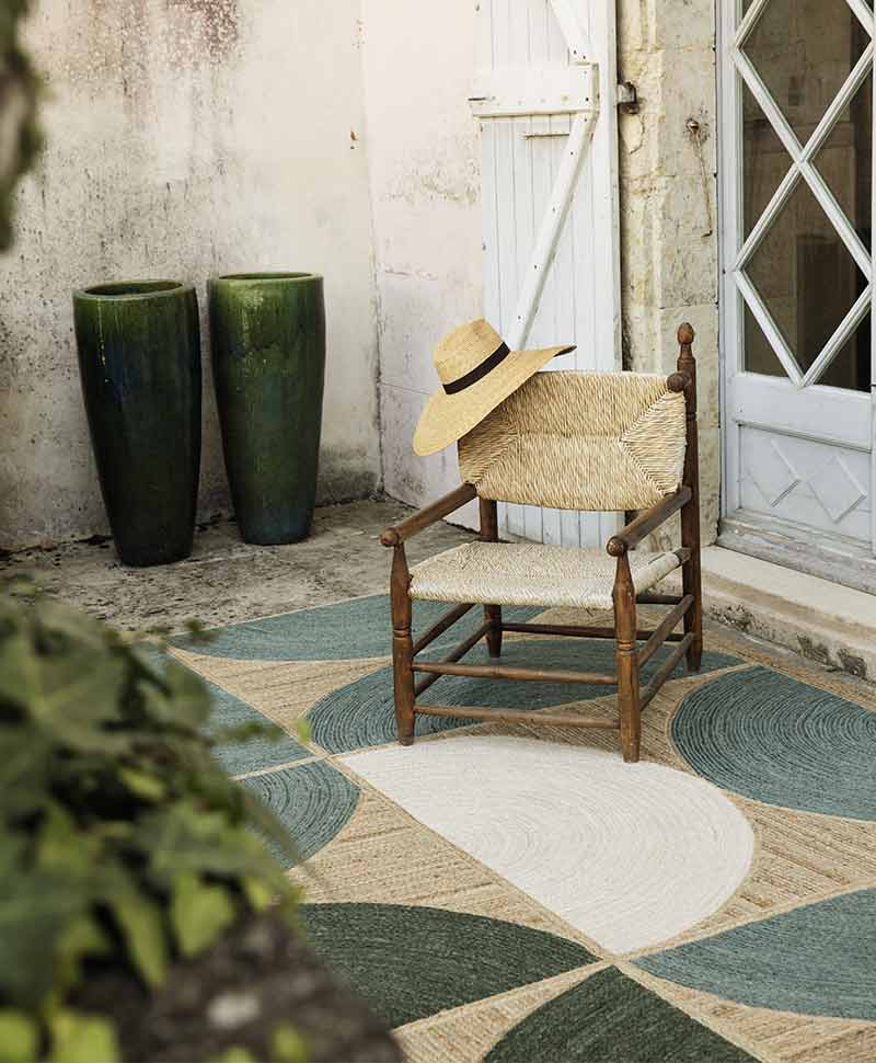 Ein Sessel auf einem Outdoor-Teppich von Elitis