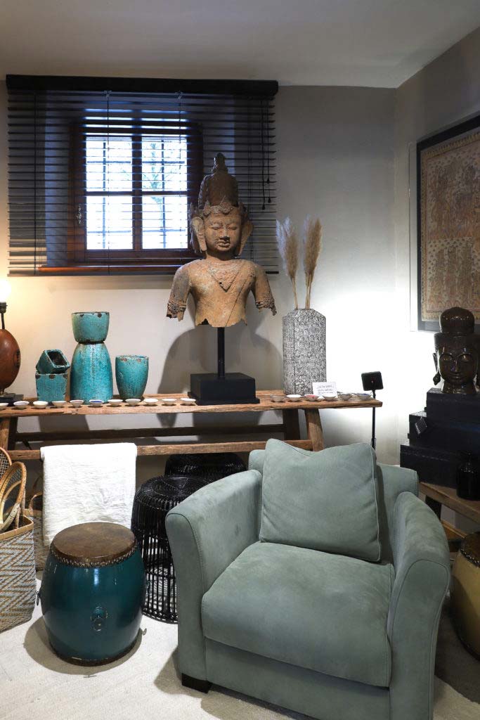 Foto des Showrooms von RAUM Interior in Wendelstein, das einige Deignermöbelstücke, sowie diverse Deko-Objekte zeigt