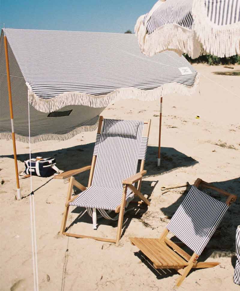 Zwei Strandstühle am Strand