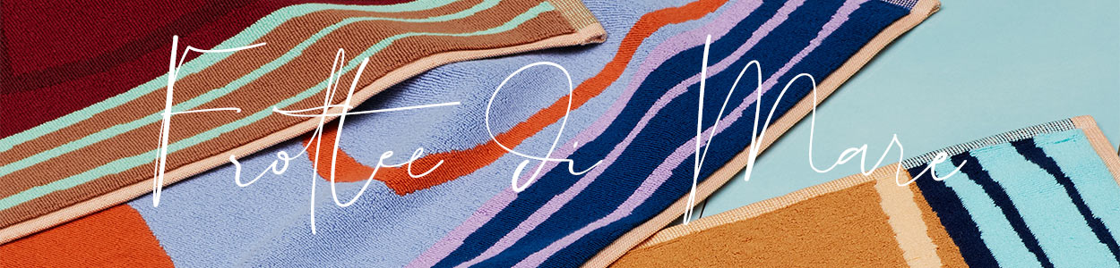 Markenbanner von Frottee di Mare mit Strandtüchern in unterschiedlichen Farben und Mustern
