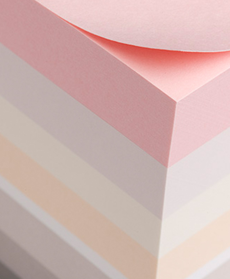 Ein Stapel mit Papier in verschiedenen Farben von GMUND Papier