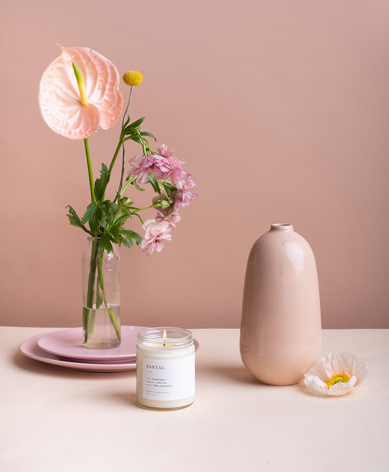 Eine Kerze von Brooklyn Candle Studio in einer Kombination aus rosa Tisch-Accessoires
