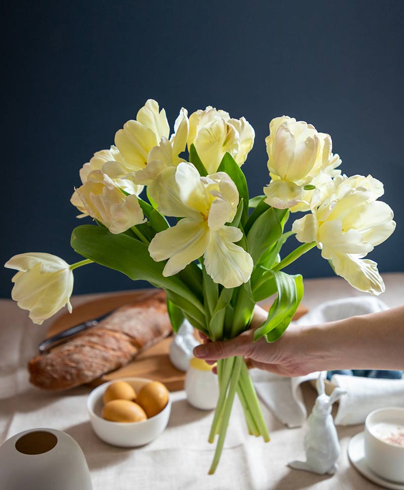 Moodfoto eines gedeckten Ostertisches mit einem Strauß Blumen