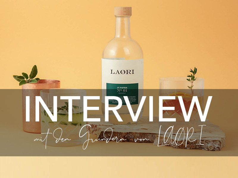 Moodbild im Bannerformat, dass den alkoholfreien Gin von Laori zeigt, mit dem Schriftzug Interview