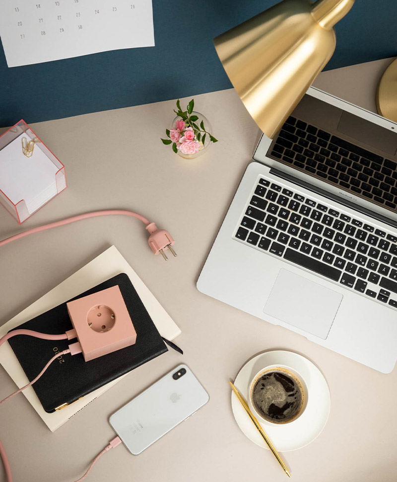 Ein Avolt neben einem MacBook und einer Tasse Kaffee