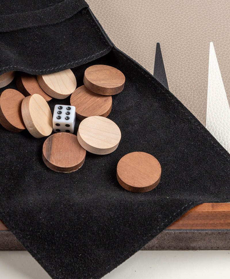Der Lederbeutel mit Spielsteinen und Würfeln für das Backgammon von GioBagnara