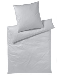 Hier sehen Sie die Bettwäsche Pure and Simple Uni aus Mako Satin von yes for bed  in der Farbe silber – RAUM concept store