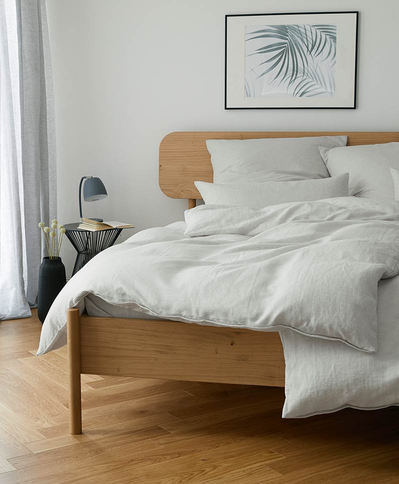 Eine nachhaltige Bettwäsche von elegante auf einer Bett in einem hellen Schlafzimmer
