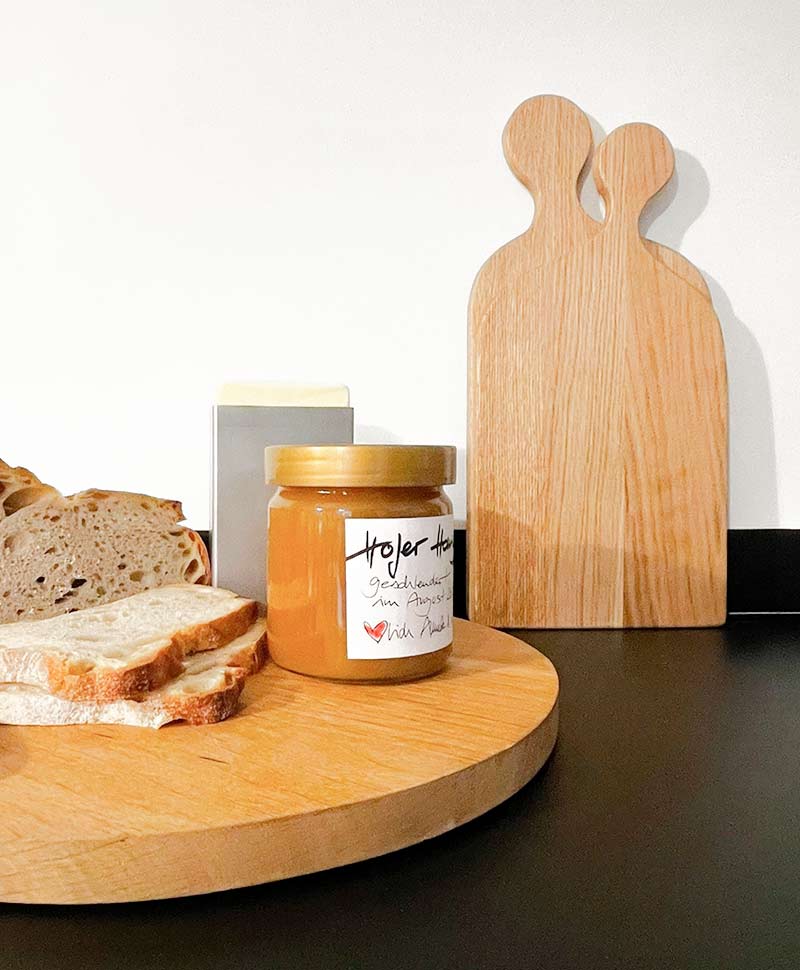 Moodbild von Brot und Honig auf einem Raumgestalt Brett angerichtet