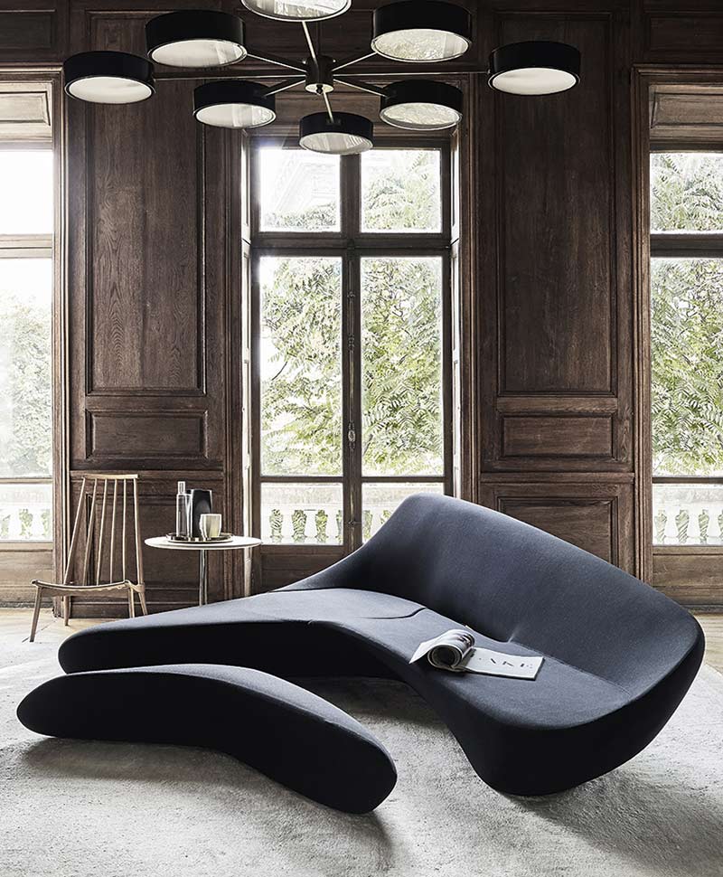 Ein Designer-Sofa von B&B Italia in einem Wohnzimmer