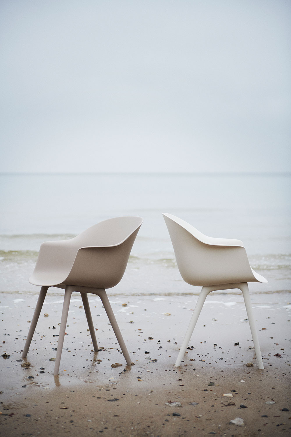 Zwei Beetle Chairs von Gubi an einem Strand
