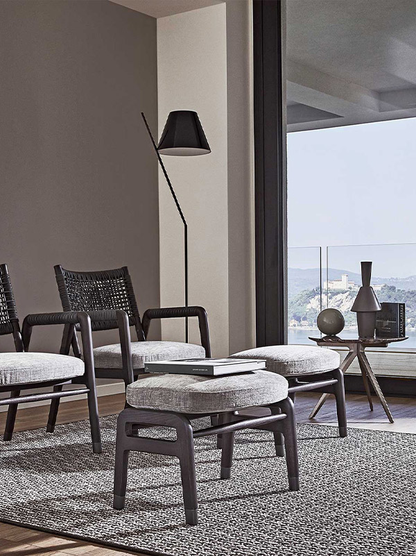 Zwei Stühle und zwei Hocker von Flexform in einem hellen Raum vor einem Fenster