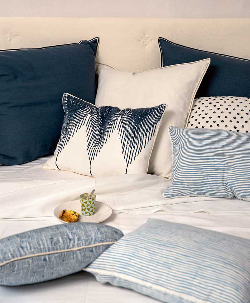 Kissen und Bettücher in weiß-blauen Mustern