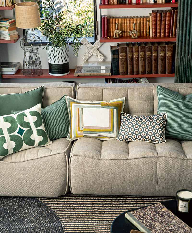 Kissen mit verschiedenen Farben und Mustern auf einem Sofa