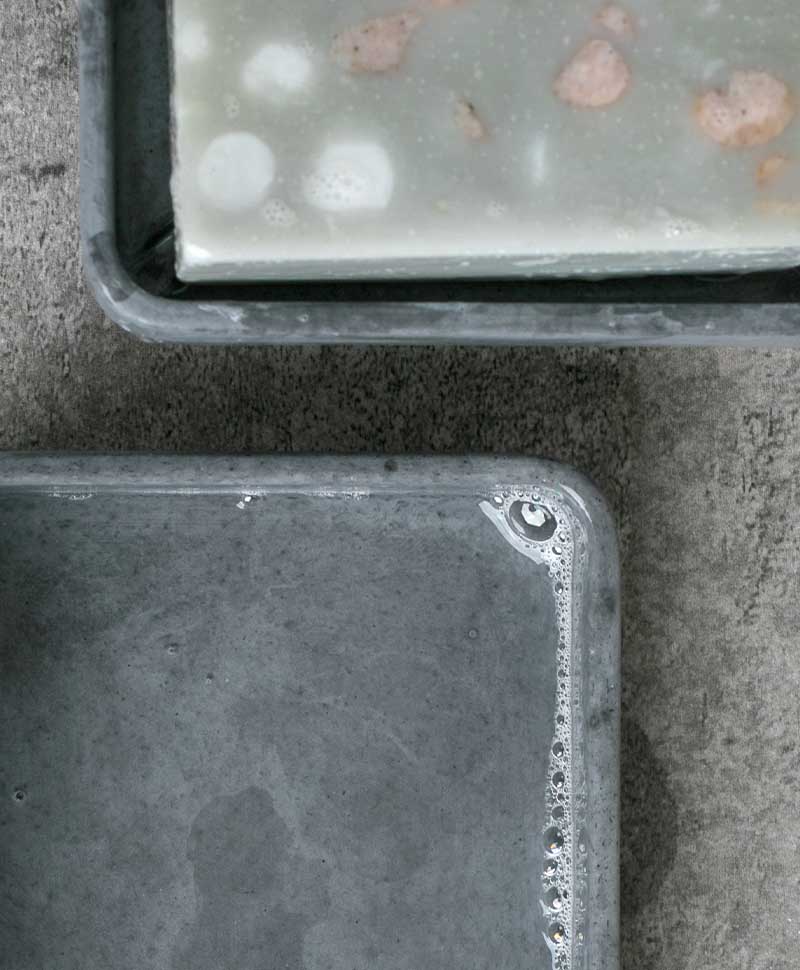 Eine Seife in einer Beton-Seifenschale von Formpoet