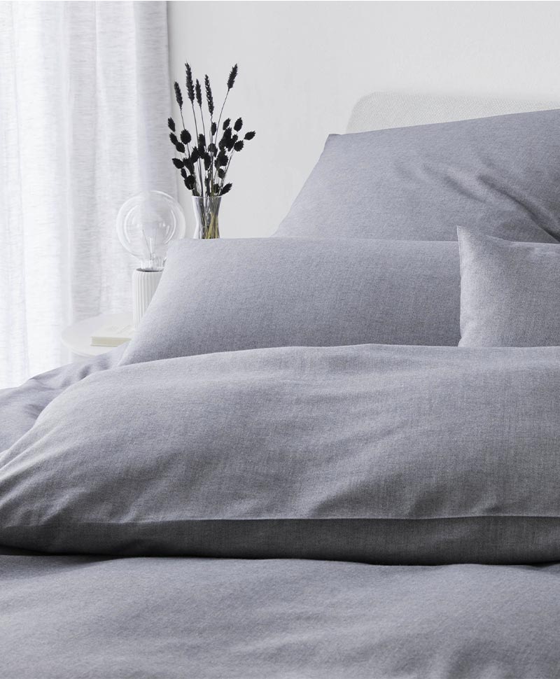 Eine grau Bettwäsche von elegante