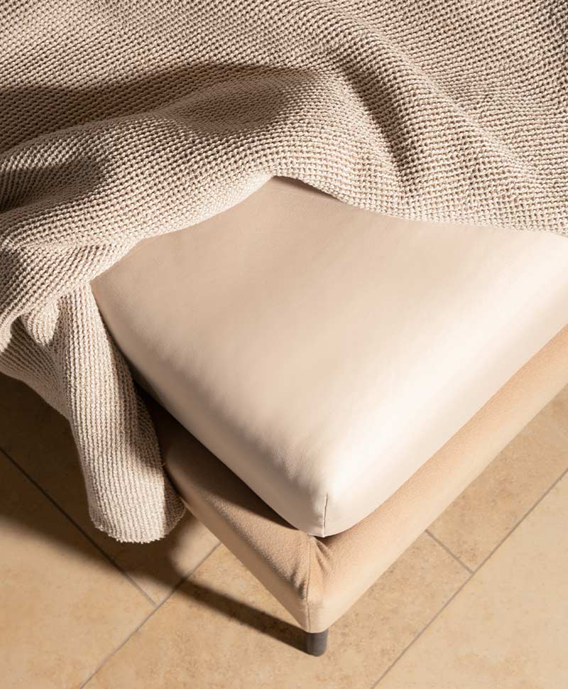 Ein Bettlaken von Formesse auf eine Matratze gespannt unter einer Decke